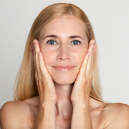 "Anti-Aging tedavileri, genç bir cilde ulaşmak için kullanılan modern estetik uygulamalarının bir kombinasyonudur." "Bu görsel, cilt gençleştirme işlemlerinin kapsamlı bir gösterimini sunmaktadır." "Estetik tedavilerle ilgili detaylı bilgi için uzmanlarımızla iletişime geçin."
