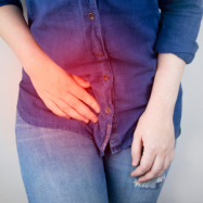 Genç kadın Crohn hastalığı nedeniyle mide ağrısı çekerken