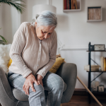 Yaşlı kadın diz kireçlenmesinden dolayı diz ağrısı çekerken.