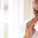 Bağışıklığı Düşmüş Adamın Portresi: Burnunu Silme Hasta Adamın Görüntüsü: Bağışıklık Güçlendirme Konsepti Bağışıklık Sistemi Zayıflamış: Adamın Burnunu Silme